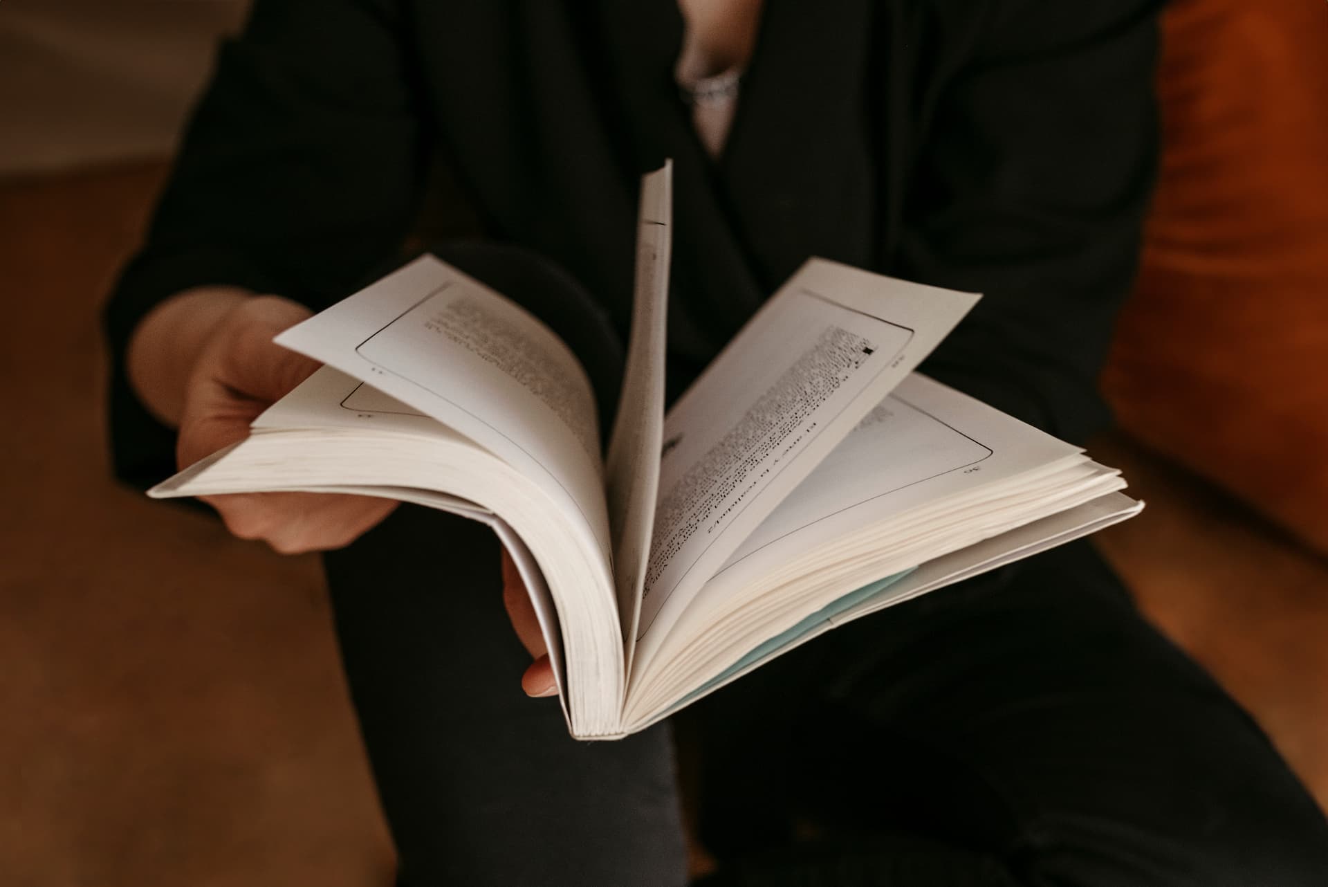 Un libro abierto entre las manos
